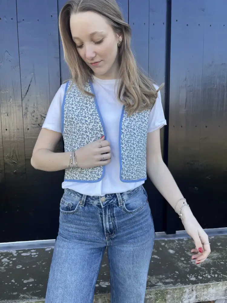 Tweet blauwe bloemetjes afgewerkt met biesje