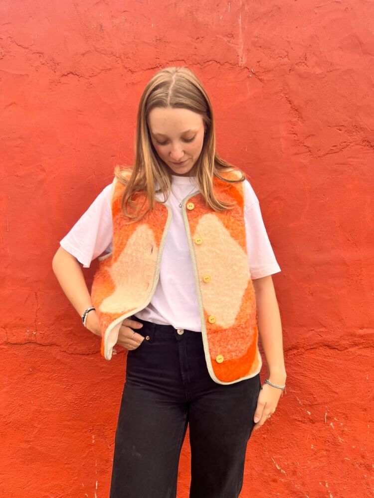 Wollie oranje met lichte voering en knoopsluiting